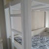 cama litera fuerte blanca con escalera